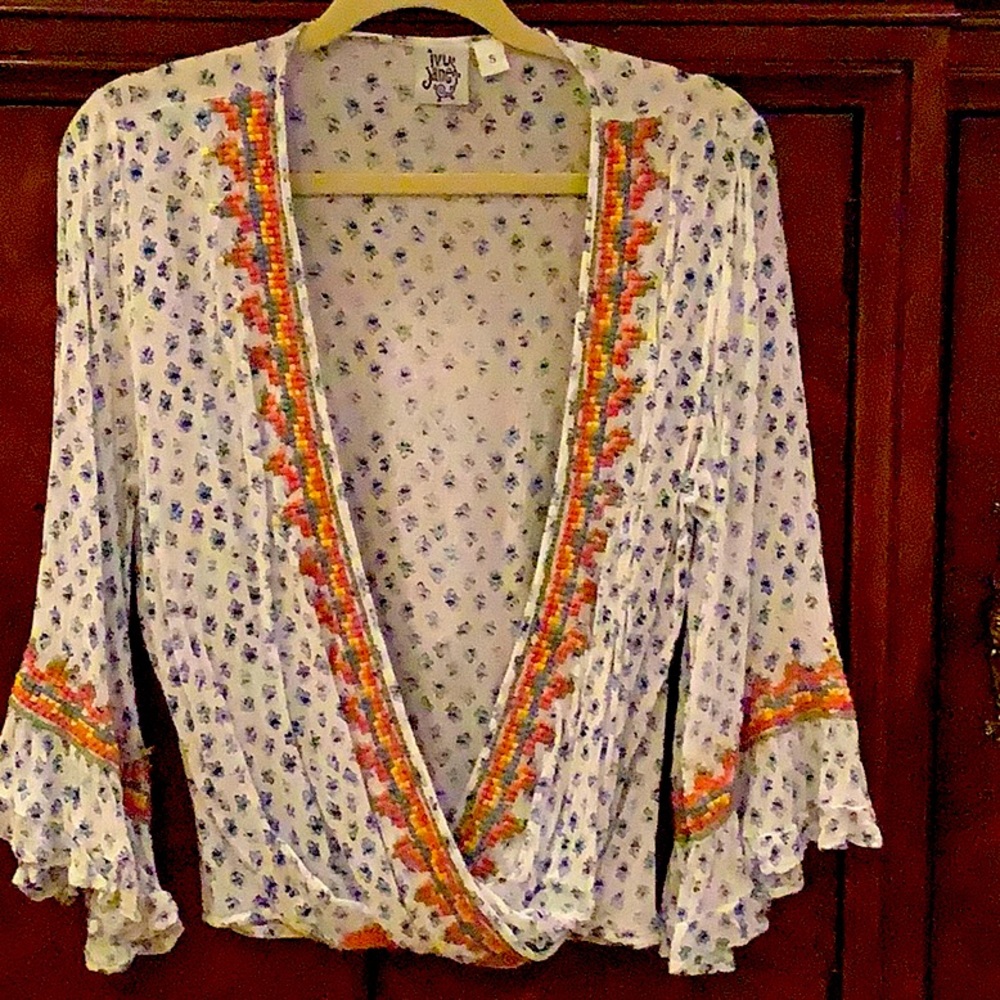 Jane Ivy blouse with Embroidery Stitching. Size small in excellent condition